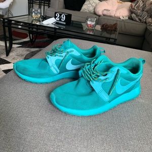 Nike Exclusive Roshes